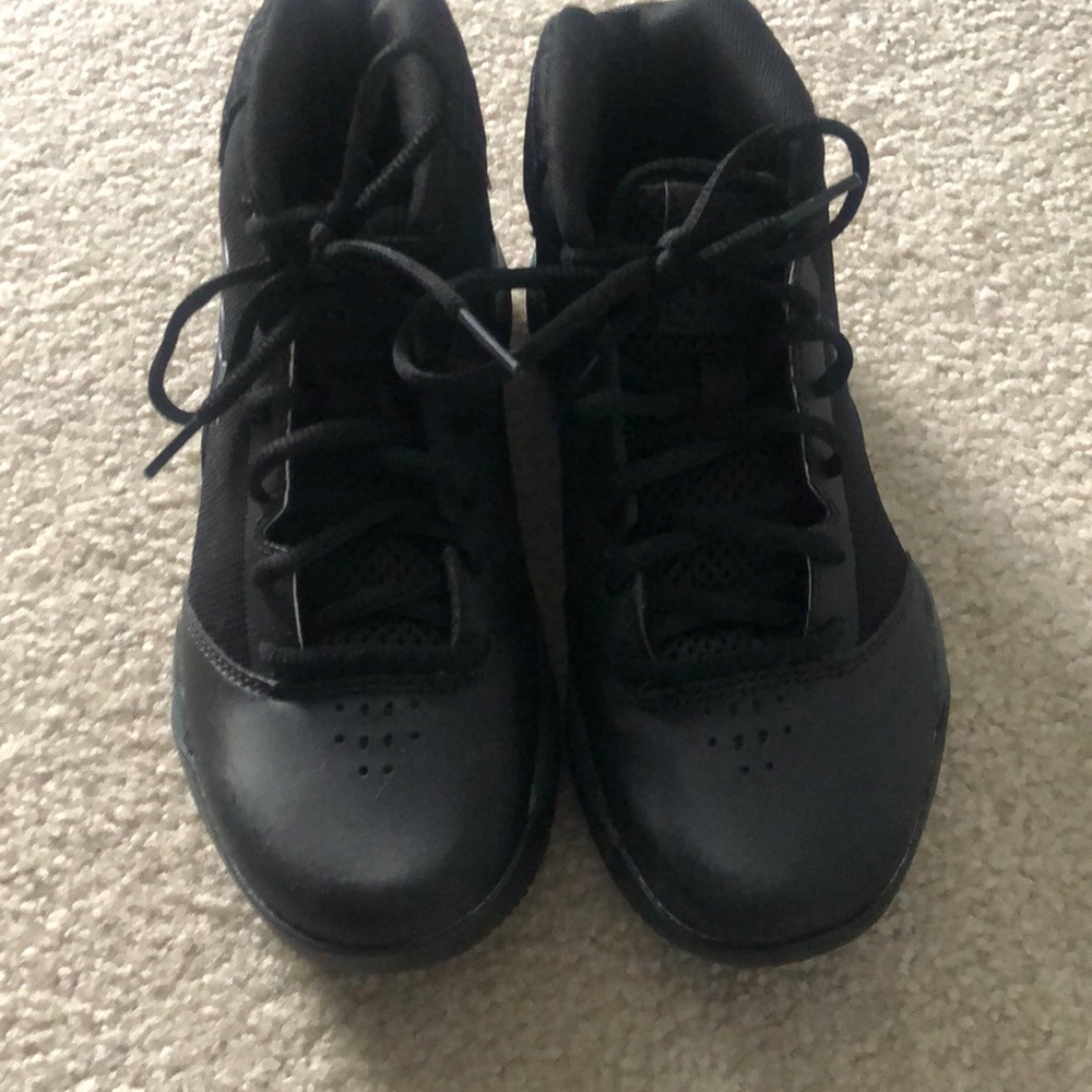 Boys Under Armor basketball shoes, size 5.5y